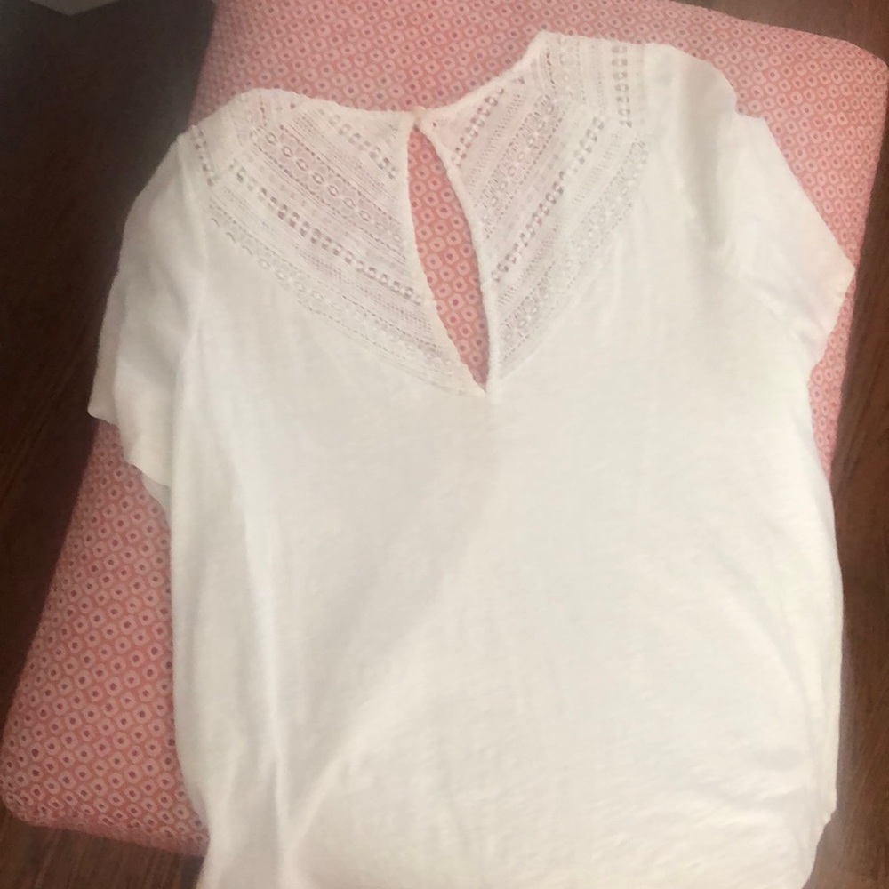 Sézane T-Short with lace details.